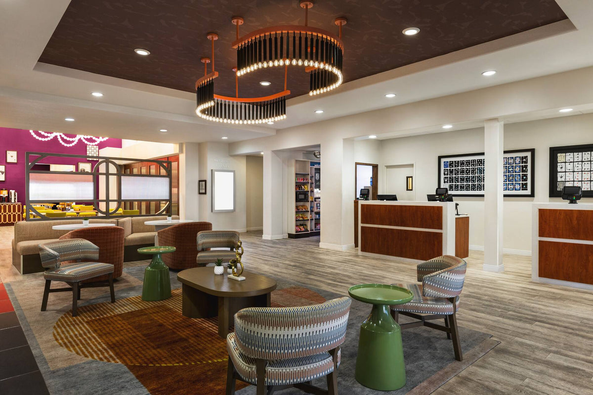 Lobby & Front Desk