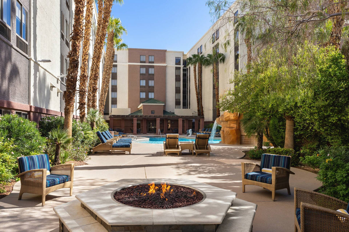 Outdoor Pool & Firepit